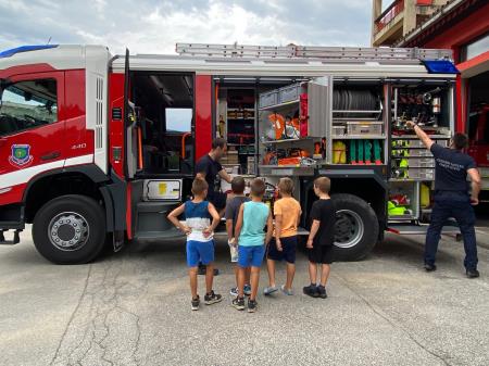Razgibano, živahno, razigrano, počitniško, …